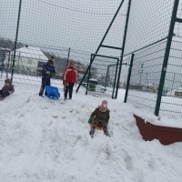 Pierwszoklasiści w czasie zabaw na śniegu. (8)