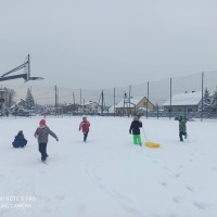 Pierwszoklasiści w czasie zabaw na śniegu. (13)