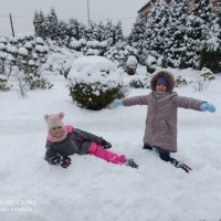 Pierwszoklasiści w czasie zabaw na śniegu. (17)