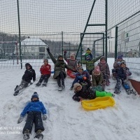 Pierwszoklasiści w czasie zabaw na śniegu. (19)