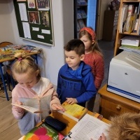 Pierwszoklasiści pasowani na czytelników biblioteki szkolnej. (19)