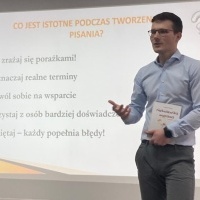 Uczniowie w czasie warsztatów literackich. (11)