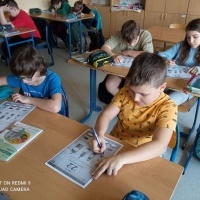 Uczniowie w czasie zajęć związanych z Dniem Wody. (9)