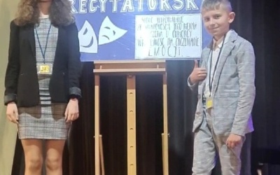 Jakub i Marta w czasie konkursu recytatorskiego. (9)