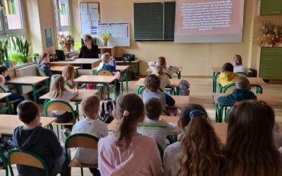 Uczniowie w czasie zajęć z panią bibliotekarką. (15)