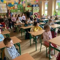 Uczniowie w czasie zajęć z panią bibliotekarką. (2)