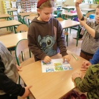 Uczniowie w czasie zajęć z panią bibliotekarką. (7)