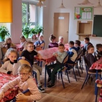 Uczniowie w czasie zajęć z panią bibliotekarką. (9)