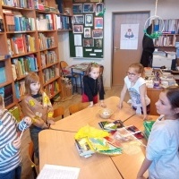 Uczniowie w czasie zajęć z panią bibliotekarką. (14)