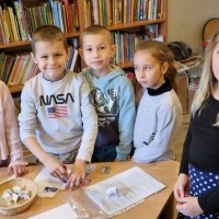 Uczniowie w czasie zajęć z panią bibliotekarką. (4)