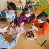 Uczniowie w czasie zajęć z panią bibliotekarką. (5)