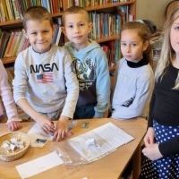 Uczniowie w czasie zajęć z panią bibliotekarką. (7)