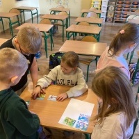 Uczniowie w czasie zajęć z panią bibliotekarką. (1)