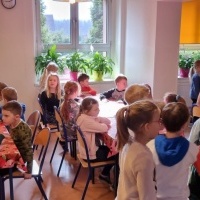 Uczniowie w czasie zajęć z panią bibliotekarką. (2)