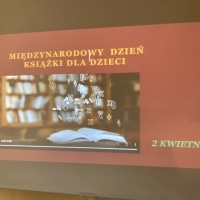 Uczniowie w czasie zajęć z panią bibliotekarką. (17)