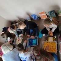Uczniowie odwiedzający bibliotekę publiczną. (2)
