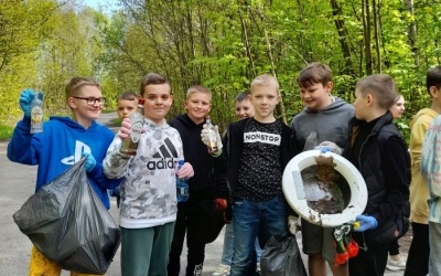 Uczniowie w czasie sprzątania świata. (9)