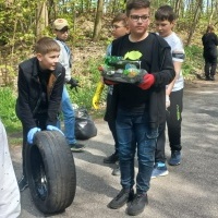 Uczniowie w czasie sprzątania świata. (1)