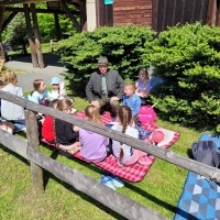 Majówka klas drugich w leśniczówce (8)