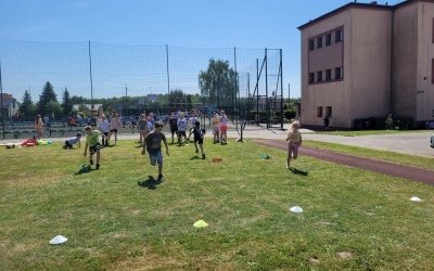 Uczniowie klas 1-3 w czasie zajęć sportowych. (10)