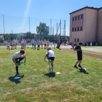 Uczniowie klas 1-3 w czasie zajęć sportowych. (1)