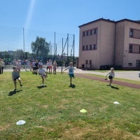 Uczniowie klas 1-3 w czasie zajęć sportowych. (2)