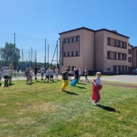 Uczniowie klas 1-3 w czasie zajęć sportowych. (4)