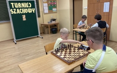 Uczniowie w czasie turnieju szachowego. (9)