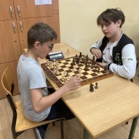 Uczniowie w czasie turnieju szachowego. (4)