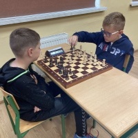 Uczniowie w czasie turnieju szachowego. (6)