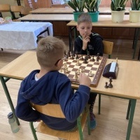 Uczniowie w czasie turnieju szachowego. (7)