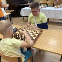 Uczniowie w czasie turnieju szachowego. (8)