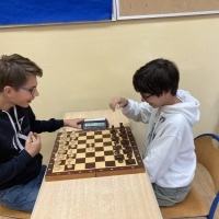 Uczniowie w czasie turnieju szachowego. (1)
