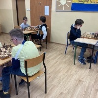 Uczniowie w czasie turnieju szachowego. (3)