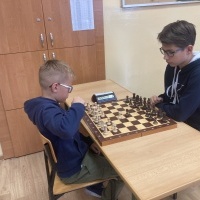 Uczniowie w czasie turnieju szachowego. (5)