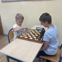 Uczniowie w czasie turnieju szachowego. (7)