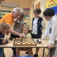 Uczniowie w czasie turnieju szachowego. (10)