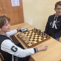 Uczniowie w czasie turnieju szachowego. (11)
