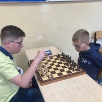 Uczniowie w czasie turnieju szachowego. (12)