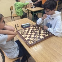 Uczniowie w czasie turnieju szachowego. (13)