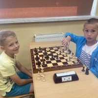 Uczniowie w czasie turnieju szachowego. (14)