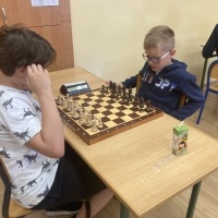 Uczniowie w czasie turnieju szachowego. (15)