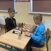 Uczniowie w czasie turnieju szachowego. (16)