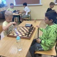 Uczniowie w czasie turnieju szachowego. (17)