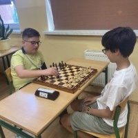 Uczniowie w czasie turnieju szachowego. (18)
