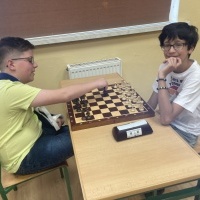 Uczniowie w czasie turnieju szachowego. (19)