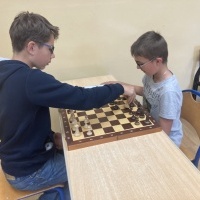 Uczniowie w czasie turnieju szachowego. (20)