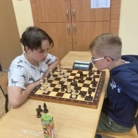 Uczniowie w czasie turnieju szachowego. (2)