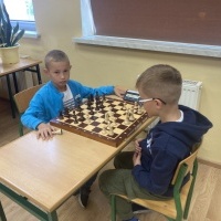 Uczniowie w czasie turnieju szachowego. (5)