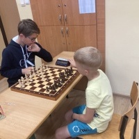Uczniowie w czasie turnieju szachowego. (6)